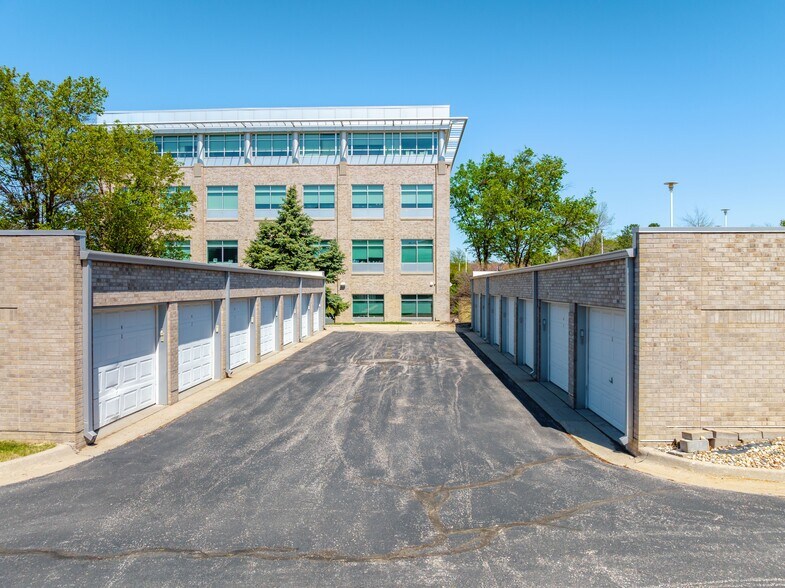 2900 S 70th St, Lincoln, NE à vendre - Photo du bâtiment - Image 2 de 6