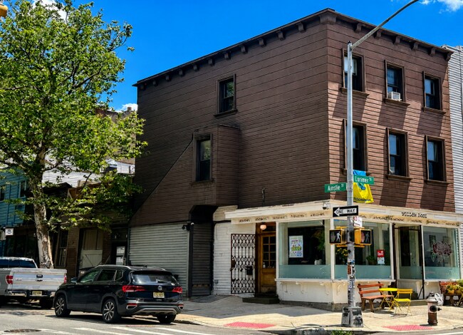 More details for 524 Lorimer St, Brooklyn, NY - Retail for Sale