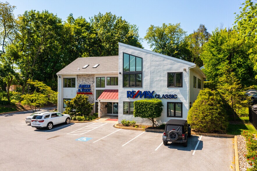 528 E Lancaster Ave, Wayne, PA à louer - Photo du bâtiment - Image 2 de 9