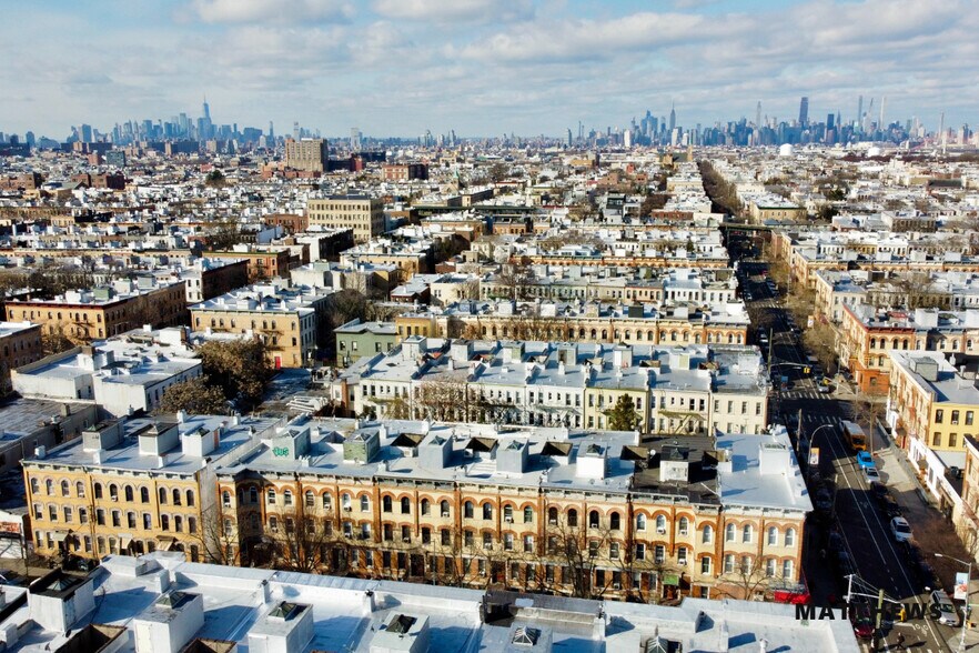 1823 Cornelia St, Ridgewood, NY à vendre - Photo du bâtiment - Image 3 de 6