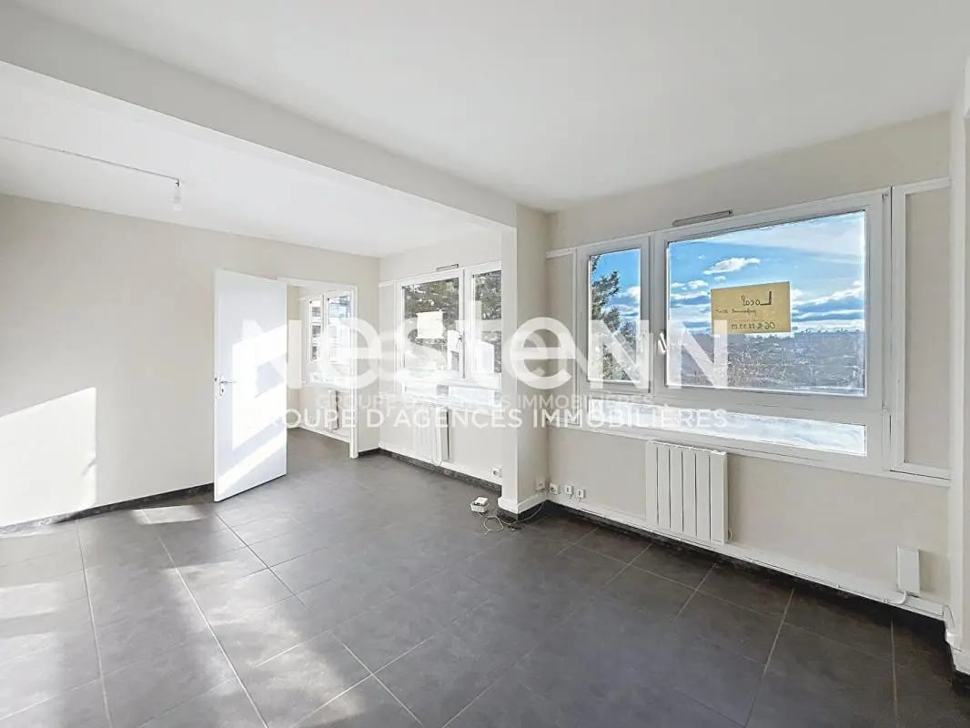 Retail in Bron for sale Interior Photo- Image 1 of 9