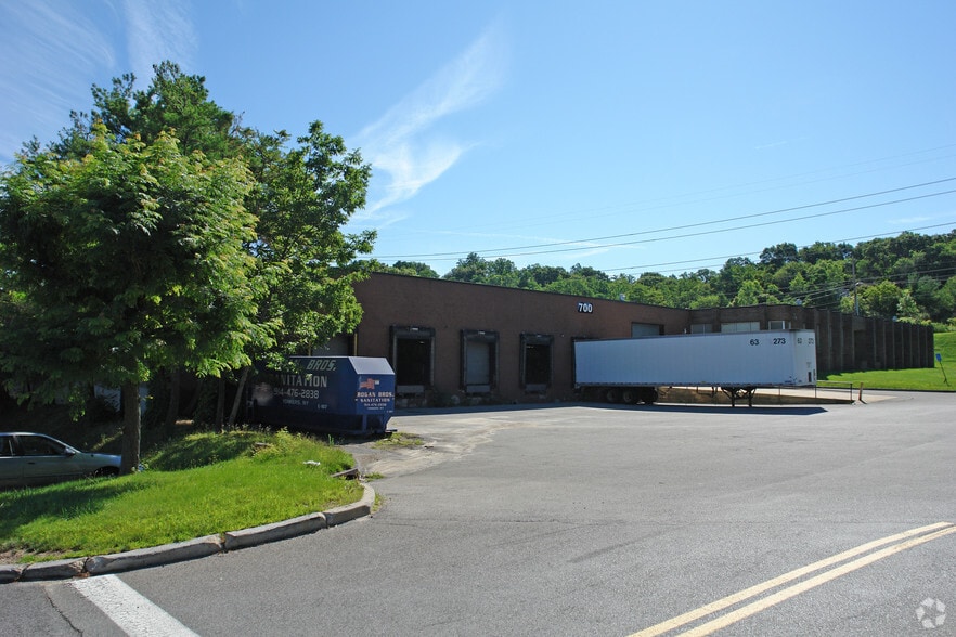 700 Executive Blvd, Elmsford, NY à louer - Photo du bâtiment - Image 3 de 6