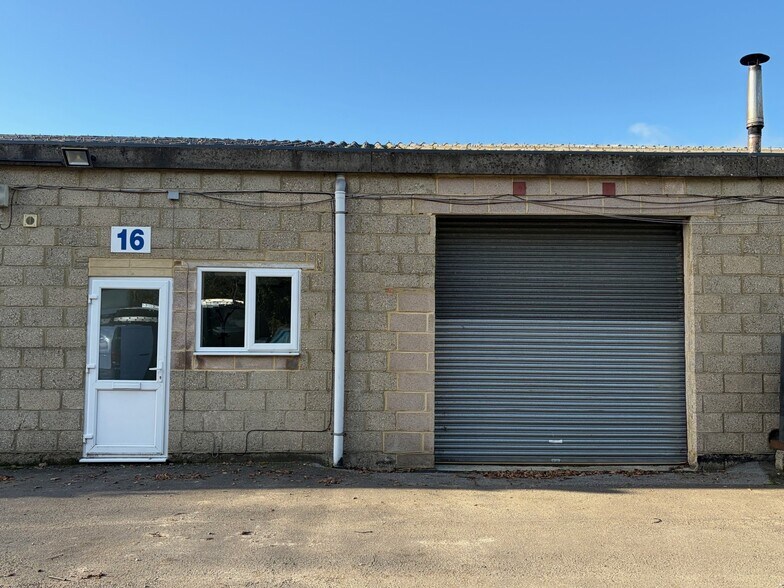 Youngs Industrial Estate, Units 14-18, Aldermaston à louer - Photo principale - Image 1 de 1