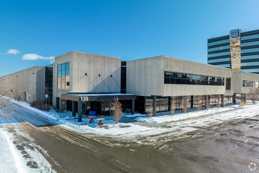 135 Commerce Valley Dr E, Markham, ON à vendre - Photo du bâtiment - Image 1 de 1