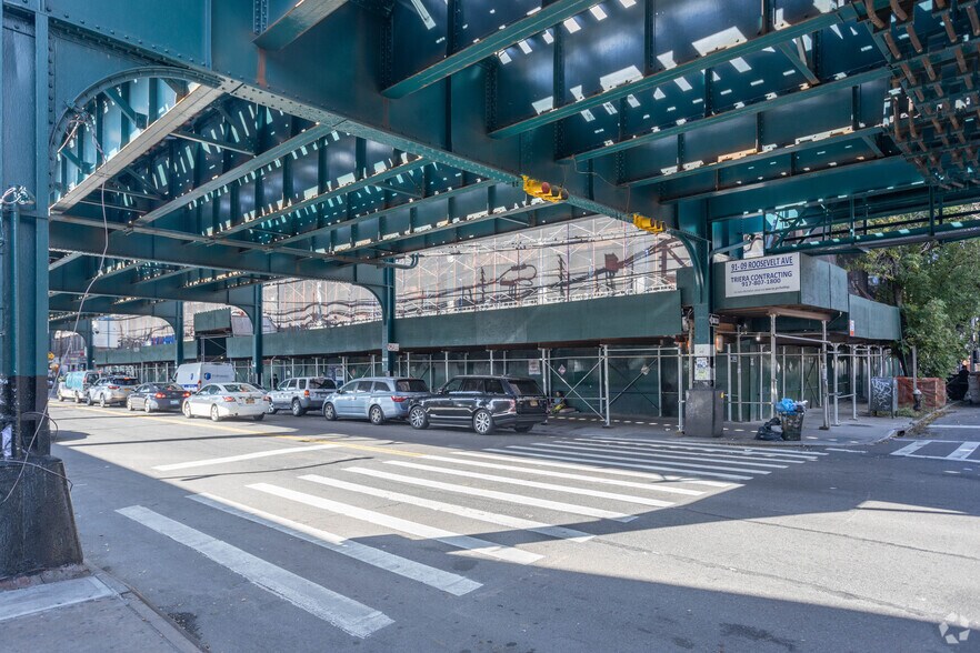 91-09 Roosevelt Ave, Jackson Heights, NY à louer - Photo du bâtiment - Image 3 de 11