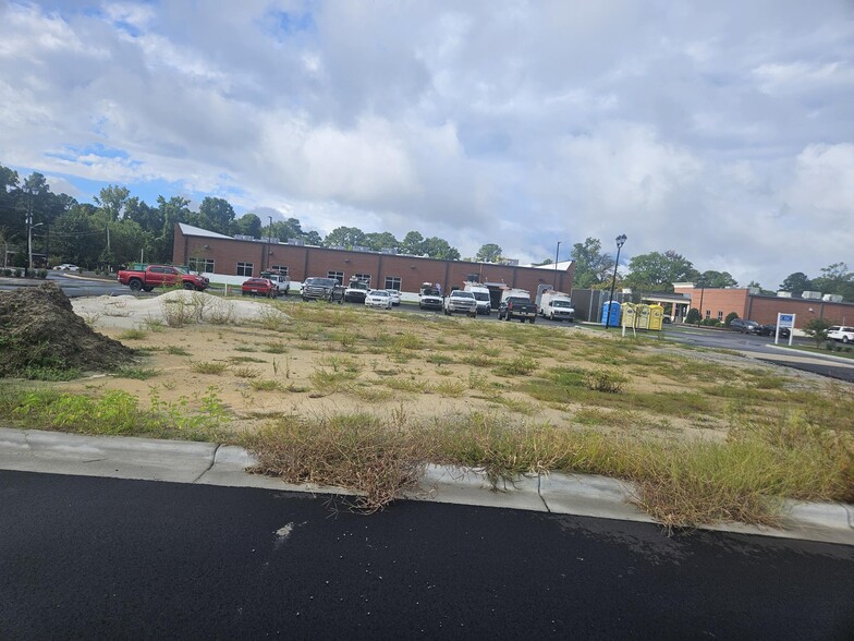 1045 WH Smith Blvd, Greenville, NC for sale - Building Photo - Image 2 of 3