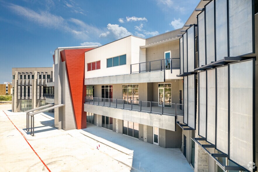 20327 W Interstate 10, San Antonio, TX à louer - Photo du bâtiment - Image 2 de 25