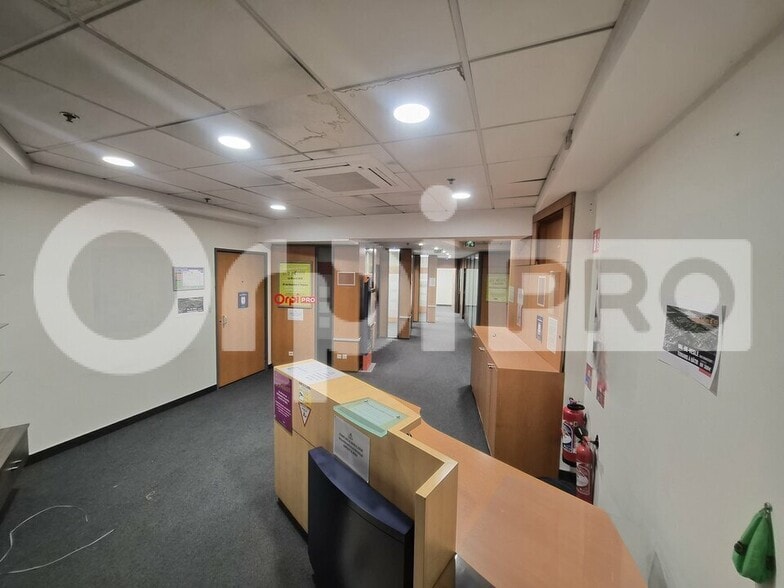Retail in Tinqueux for sale - Interior Photo - Image 2 of 8