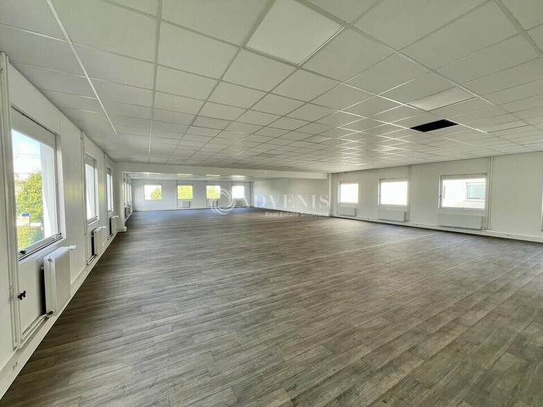 9 Chaussée Jules César, Osny for sale - Interior Photo - Image 3 of 7