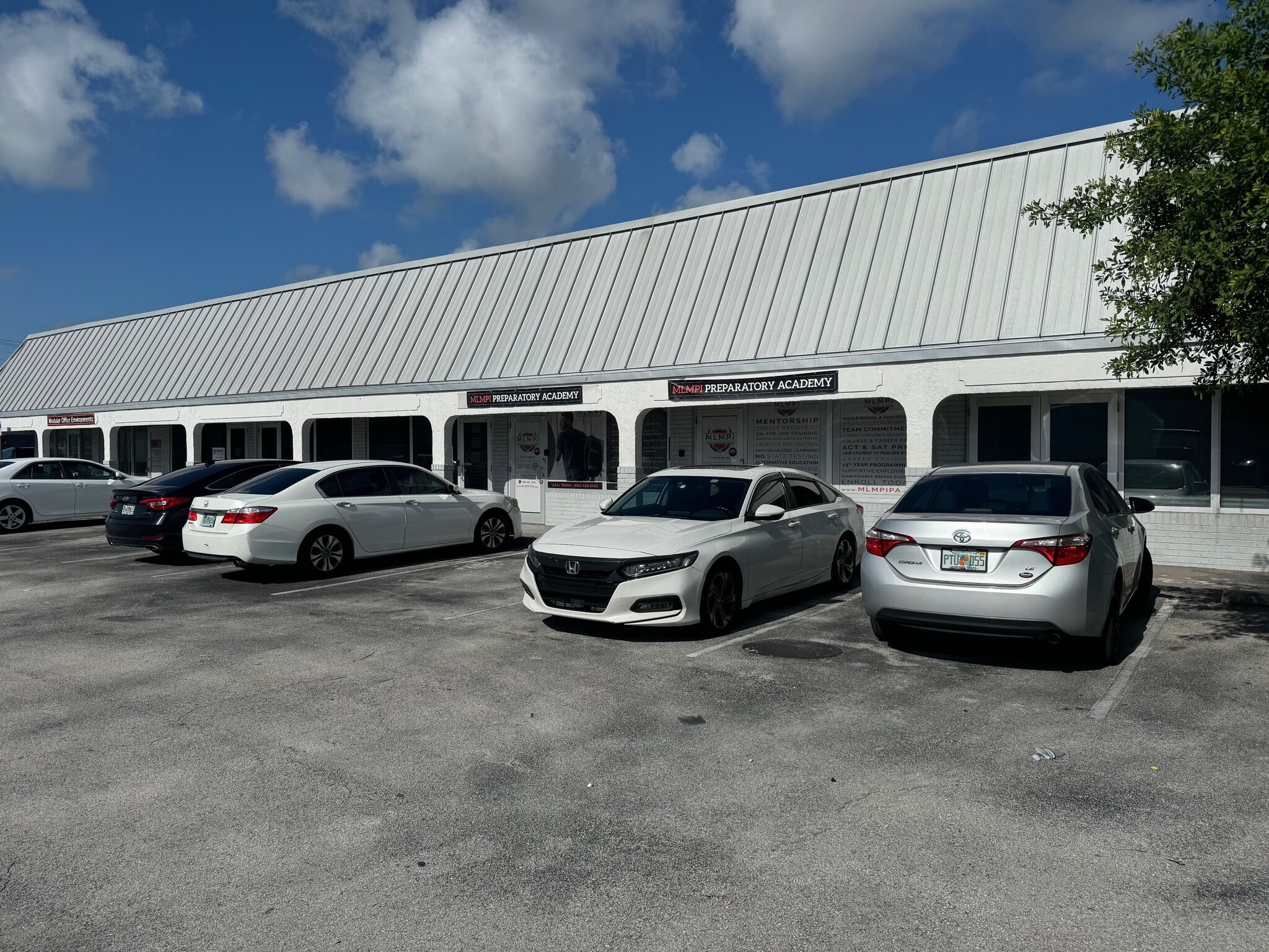 1900-2261 NW 29th St, Oakland Park, FL for lease Building Photo- Image 1 of 2