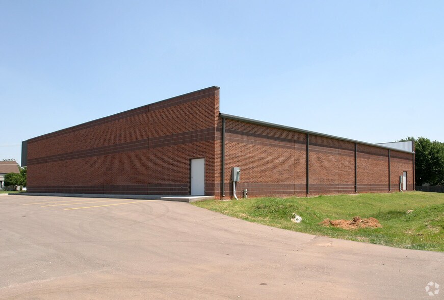 1020 NW 27th St, Moore, OK for lease - Building Photo - Image 2 of 15