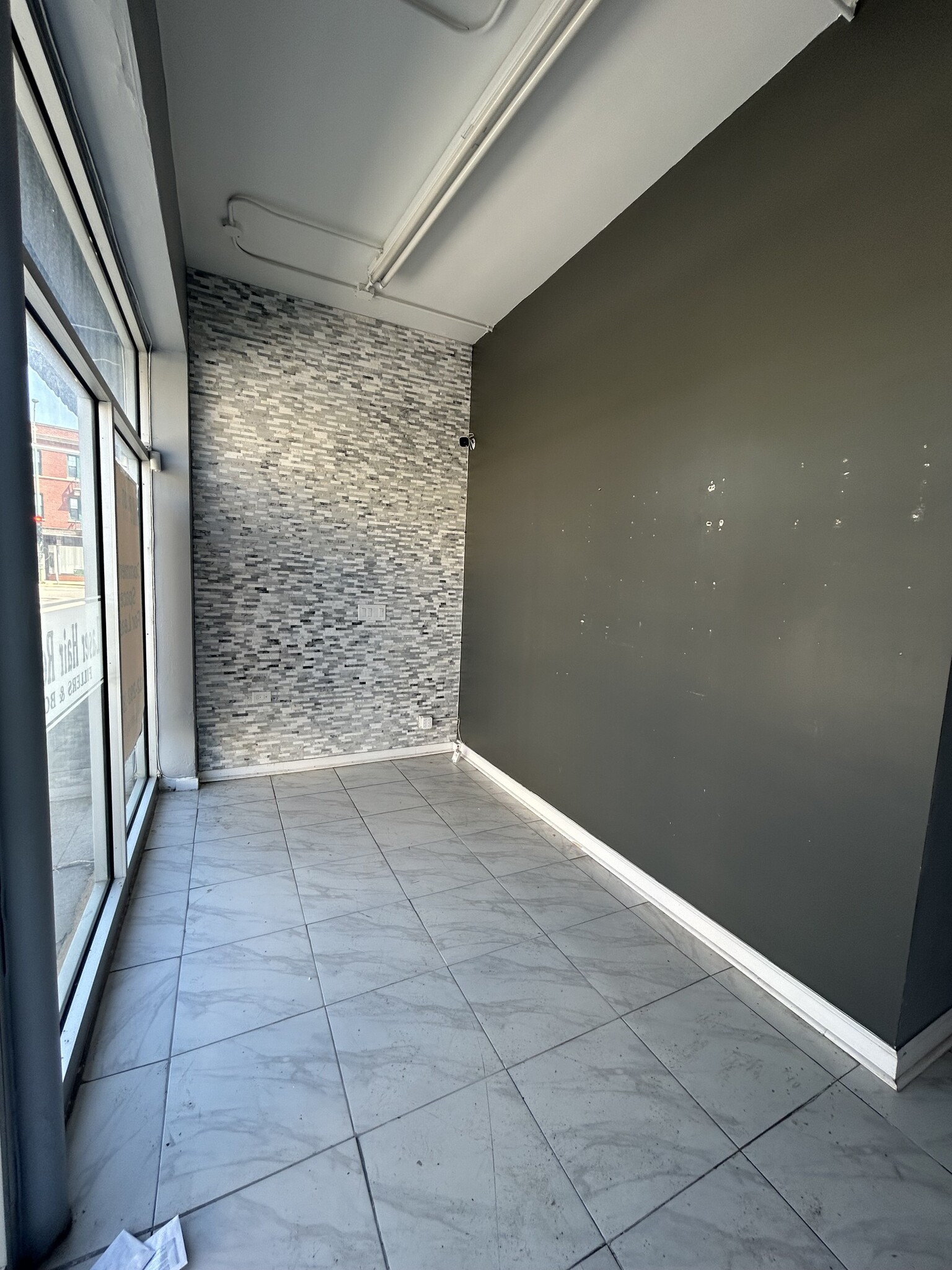 7126 N Ridge Blvd, Chicago, IL for lease Interior Photo- Image 1 of 16