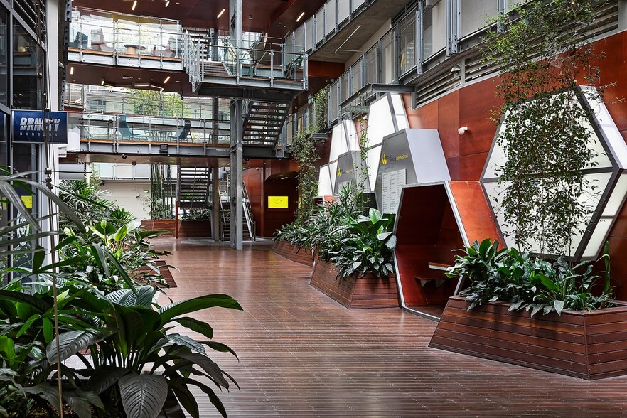 3.23-3.26 portefeuille de 3 propriétés à vendre sur LoopNet.ca - Photo du bâtiment - Image 3 de 12