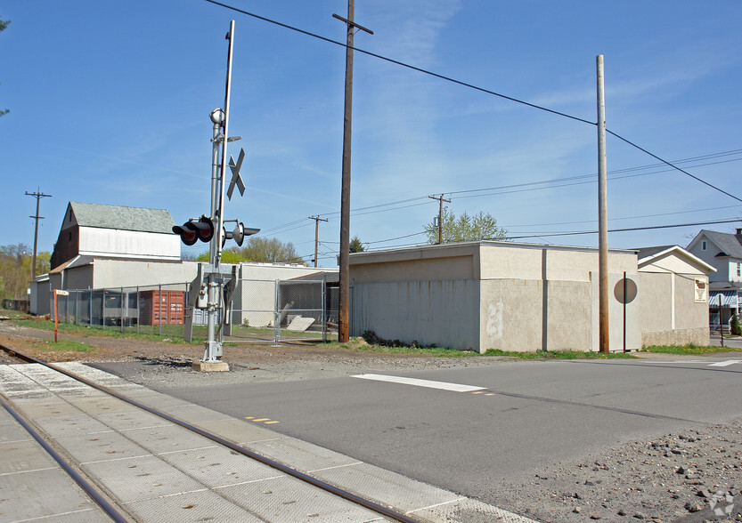 2409 Amelia Ave, Scranton, PA for lease - Building Photo - Image 2 of 4