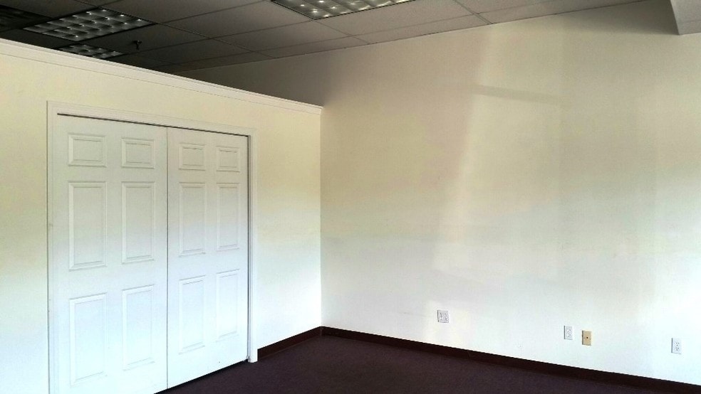 71-75 John Fitch Blvd, South Windsor, CT for lease - Interior Photo - Image 2 of 5