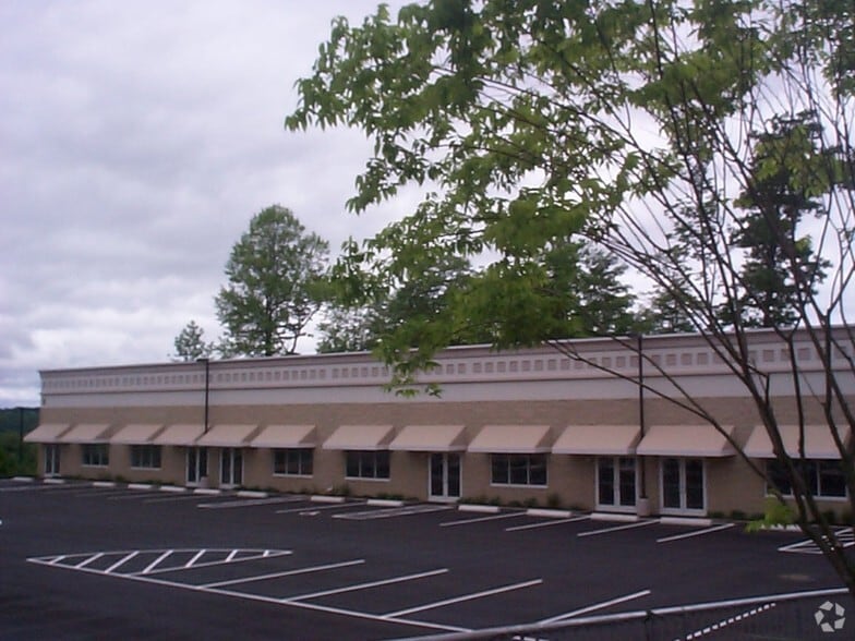 100 Corporate Dr, Trumbull, CT for lease - Building Photo - Image 3 of 33