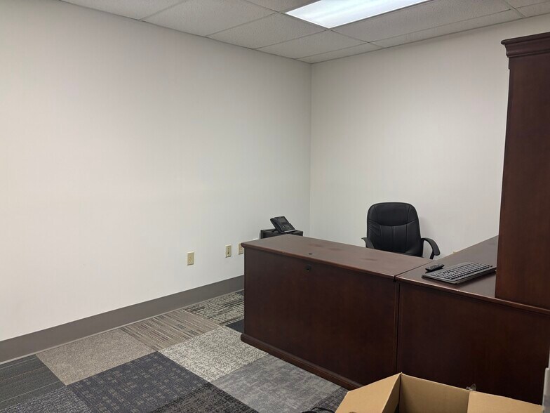 504 Capital Cir SE, Tallahassee, FL à louer - Photo du bâtiment - Image 3 de 13