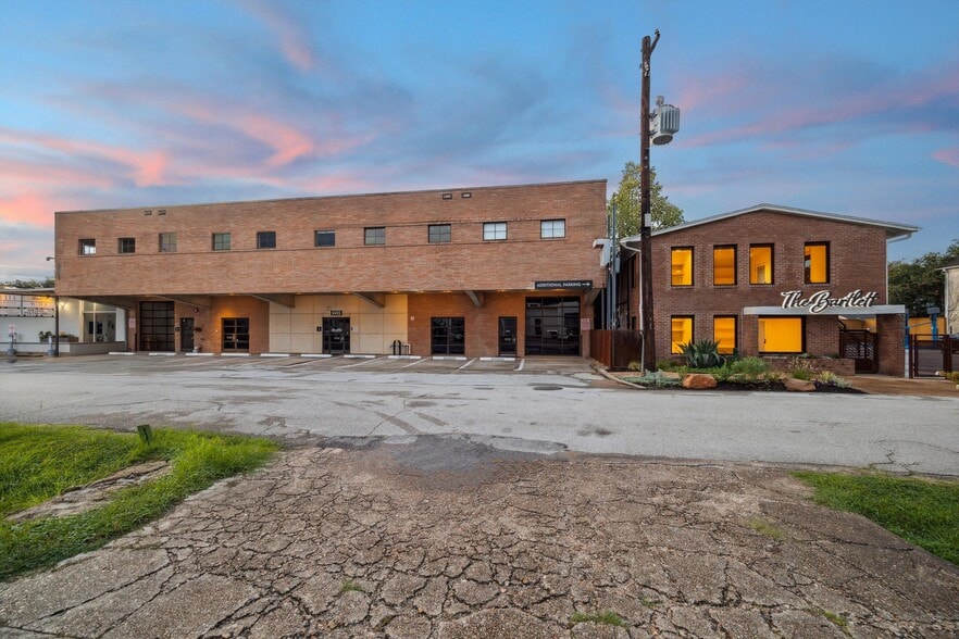 2422 Bartlett St, Houston, TX for lease - Building Photo - Image 3 of 15