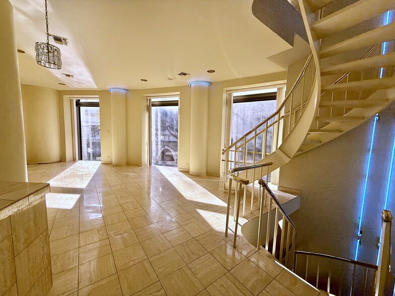 1020 Navarro St, San Antonio, TX for lease - Building Photo - Image 3 of 13