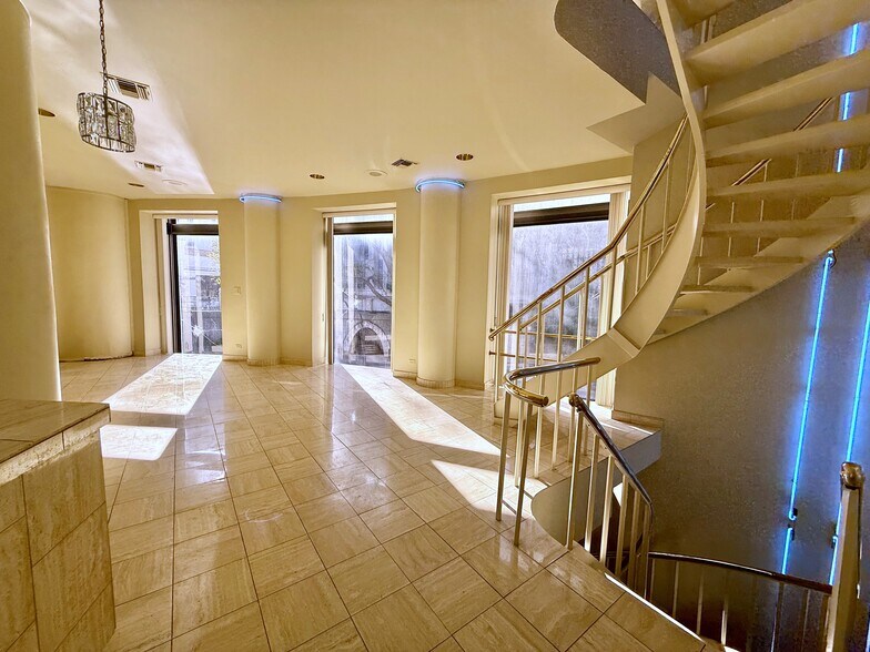 1020 Navarro St, San Antonio, TX à louer - Photo du bâtiment - Image 3 de 13