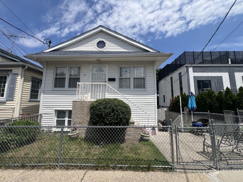 2811 Haring St, Brooklyn, NY à vendre - Photo du bâtiment - Image 1 de 29