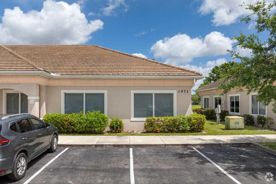 4969-4971 Royal Gulf Cir, Fort Myers, FL for sale - Building Photo - Image 3 of 6