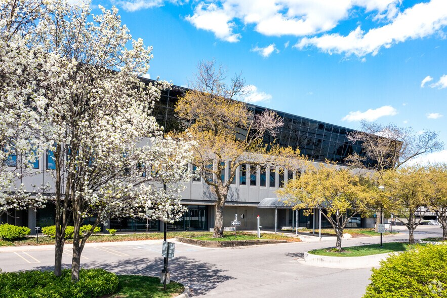25900 Northwestern Hwy, Southfield, MI à vendre - Photo du bâtiment - Image 3 de 9