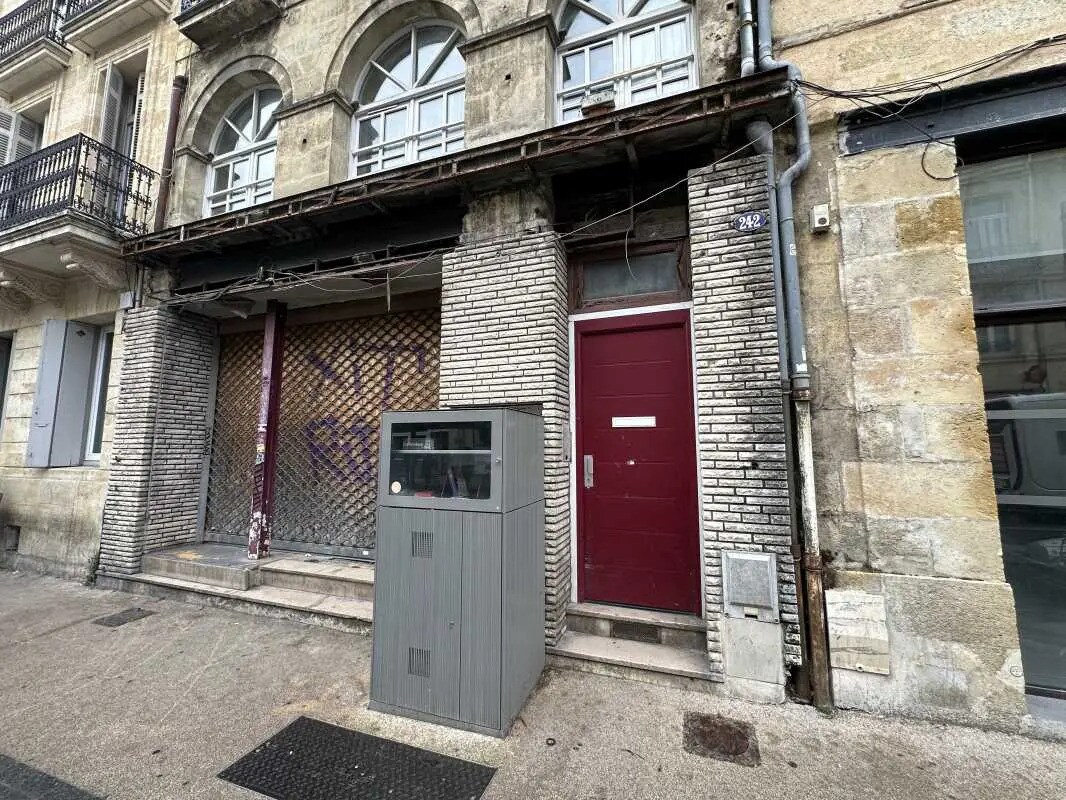 Retail in Bordeaux for lease Building Photo- Image 1 of 5