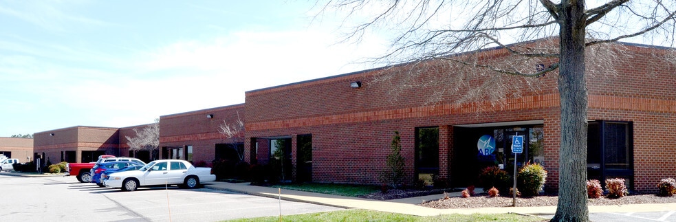 7421-7441 Whitepine Rd, North Chesterfield, VA à louer - Photo du bâtiment - Image 2 de 6