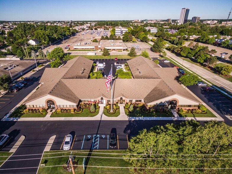 2265 Livernois Rd, Troy, MI à louer - Photo du bâtiment - Image 2 de 4