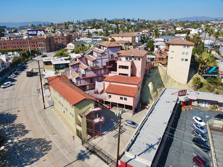 1111-1121 Sunvue Pl, Los Angeles, CA à vendre - Photo du bâtiment - Image 2 de 8