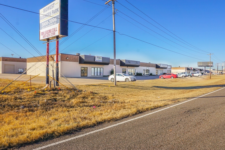 Mid-West Industrial Parl - Multi-Tenant portfolio of 3 properties for sale on LoopNet.ca - Primary Photo - Image 1 of 3