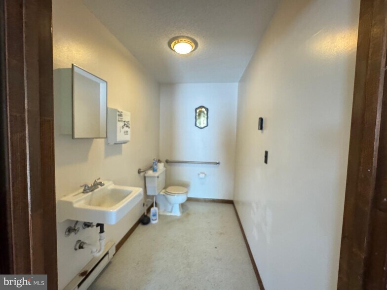 260 School St, Romney, WV à vendre - Photo du bâtiment - Image 3 de 12