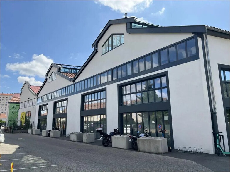Flex in Lyon for lease - Building Photo - Image 1 of 5
