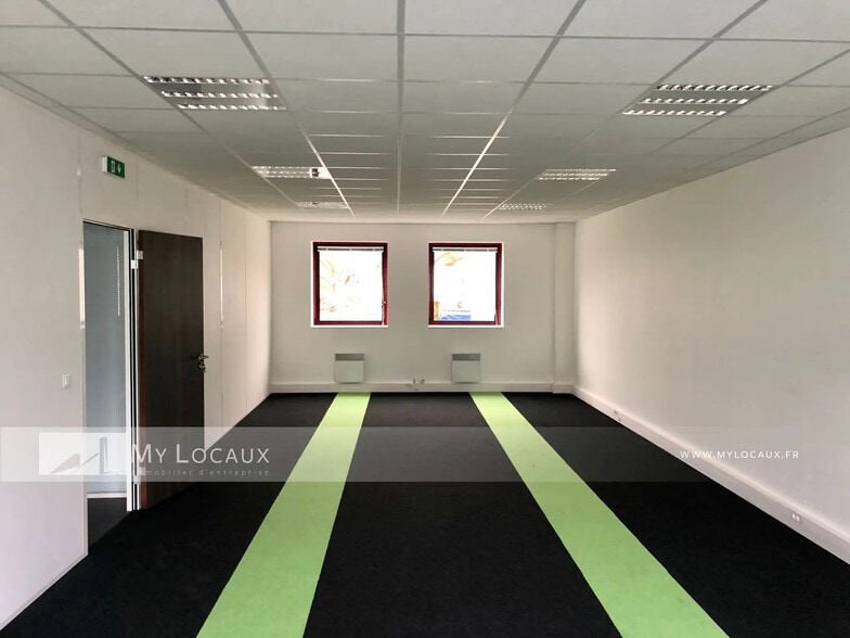 Flex in Herblay-sur-Seine for lease - Interior Photo - Image 3 of 8