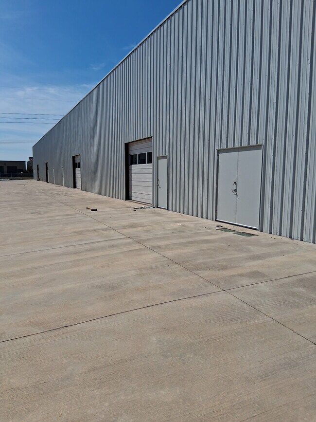 Plus de détails pour 4208 28th Ave NW, Norman, OK - Industriel à louer