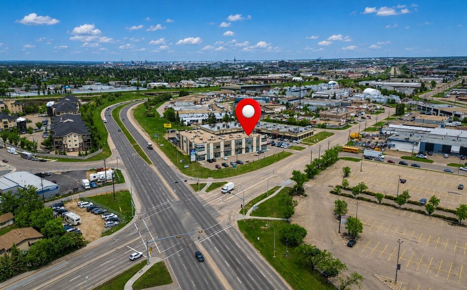 6950-6970 76 Av NW, Edmonton, AB à vendre - Photo du bâtiment - Image 3 de 18