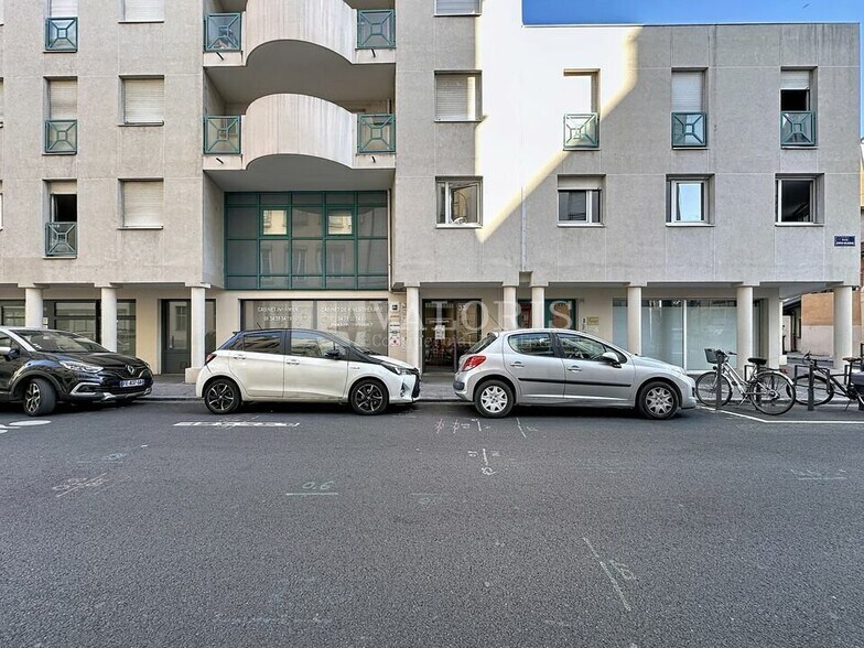 Retail in Lyon for sale - Building Photo - Image 2 of 12