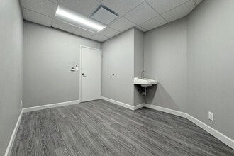 305 E 55th St, New York, NY for lease Interior Photo- Image 1 of 5