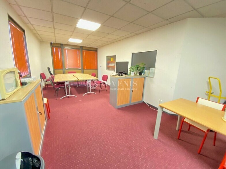 Flex in Croissy-Beaubourg for sale - Interior Photo - Image 2 of 3