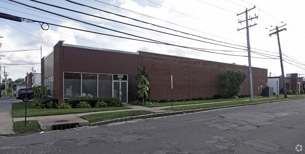 670 Main St, Westbury, NY for sale - Building Photo - Image 1 of 3
