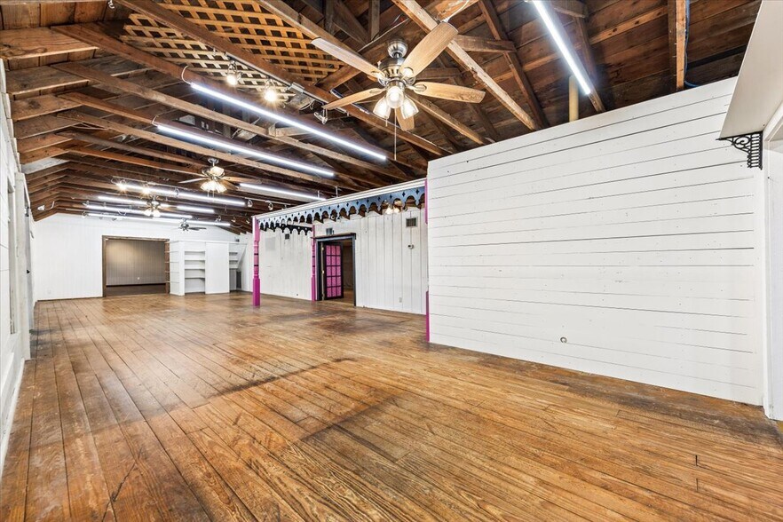 918 10th St, Floresville, TX à louer - Photo du bâtiment - Image 3 de 30