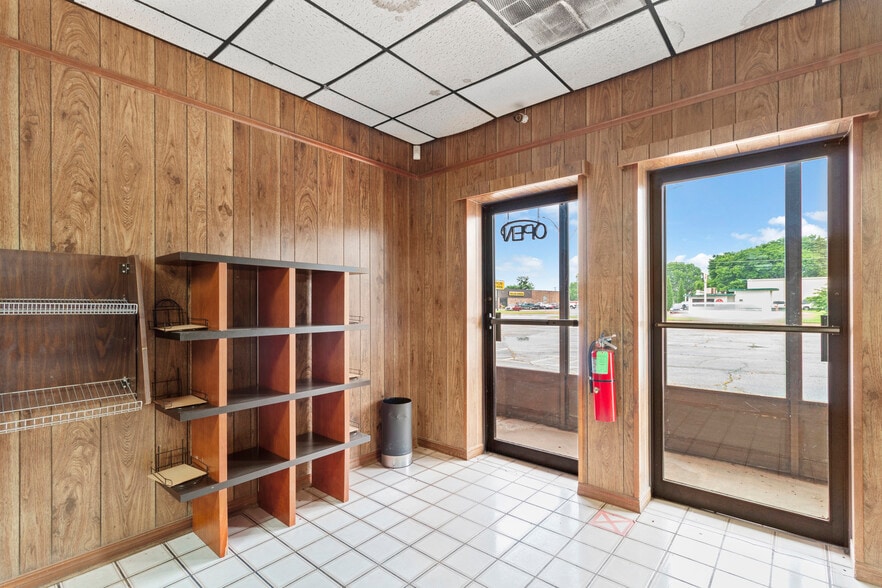 911 N Broadway Ave, Ada, OK for sale - Interior Photo - Image 3 of 48