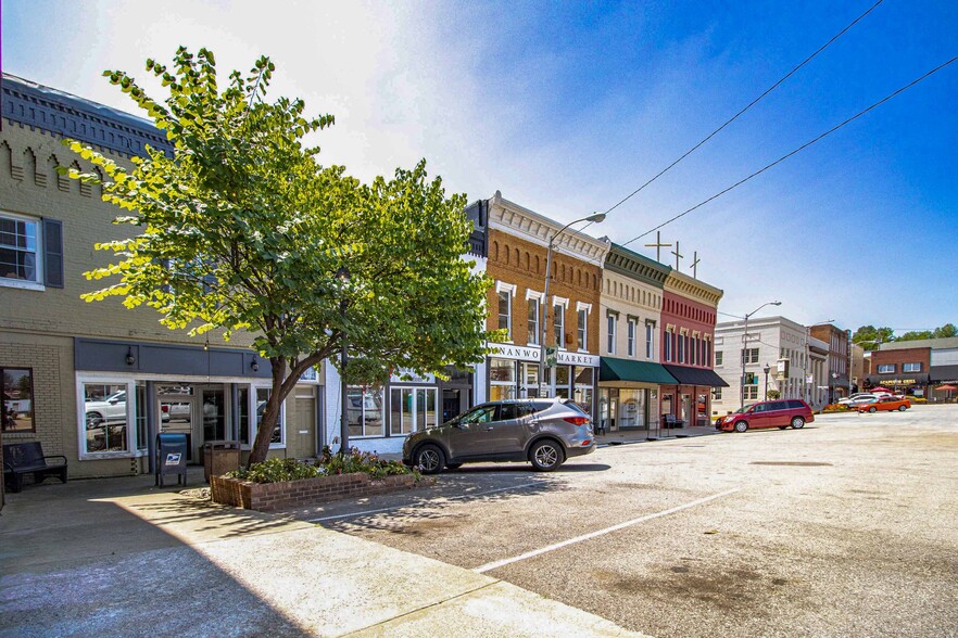 200 Public Sq, Columbia, KY for sale - Primary Photo - Image 1 of 109