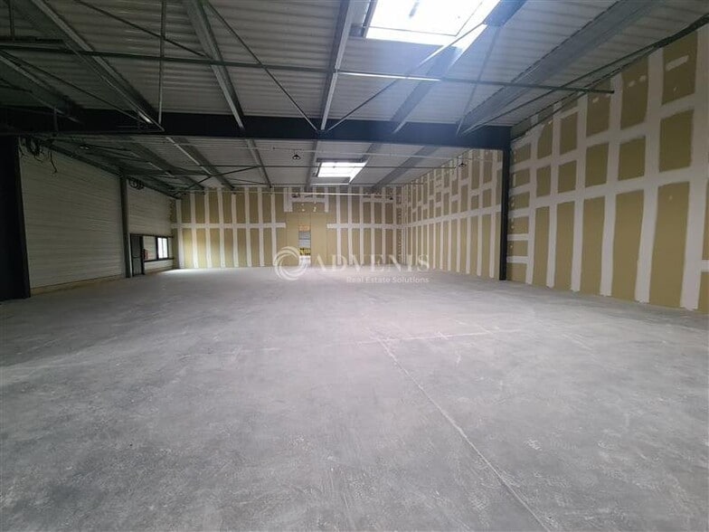 Flex in Flévy for lease - Interior Photo - Image 2 of 11