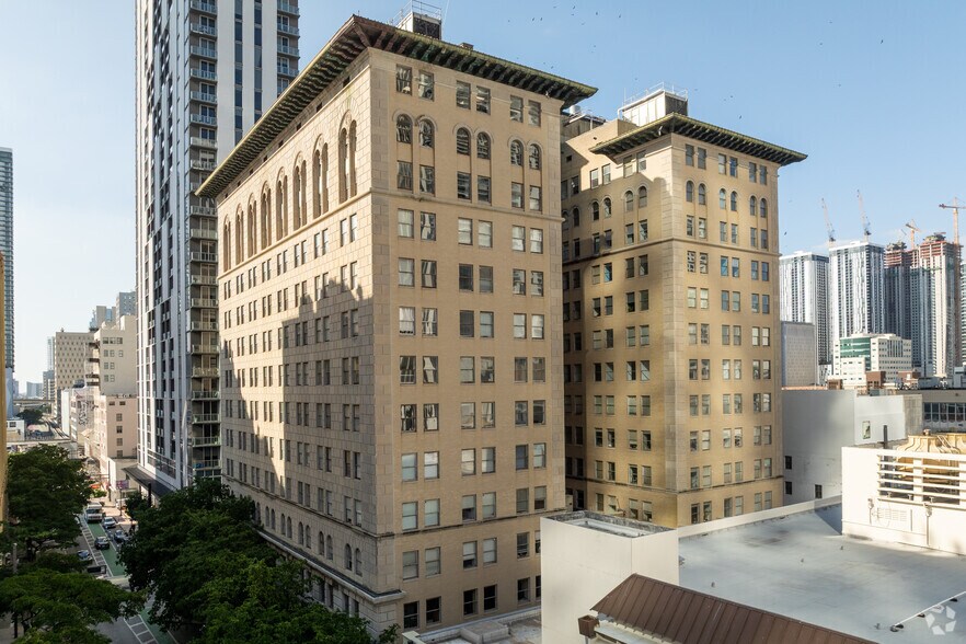 25 SE 2nd Ave, Miami, FL à louer - Photo du bâtiment - Image 3 de 28