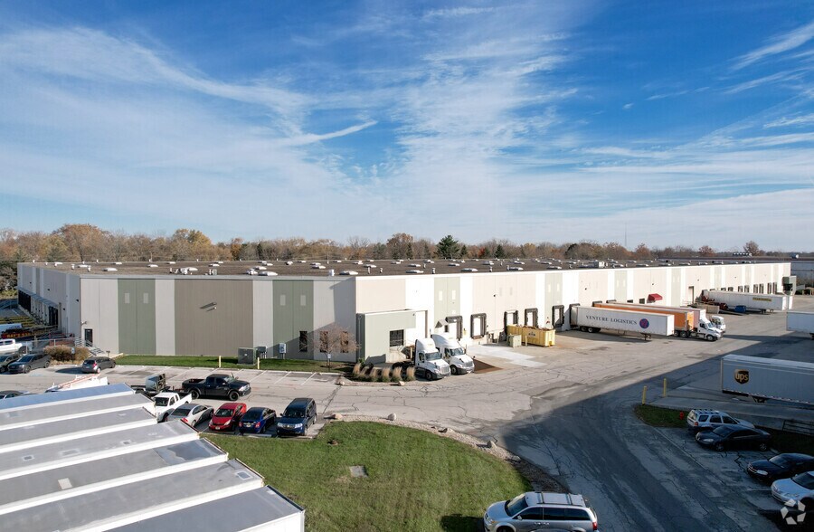 9222-9228 E 33rd St, Indianapolis, IN à louer - Photo du bâtiment - Image 1 de 3