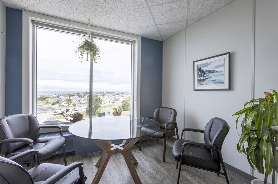 320 Rue Saint-Germain E, Rimouski, QC for lease - Interior Photo - Image 3 of 5