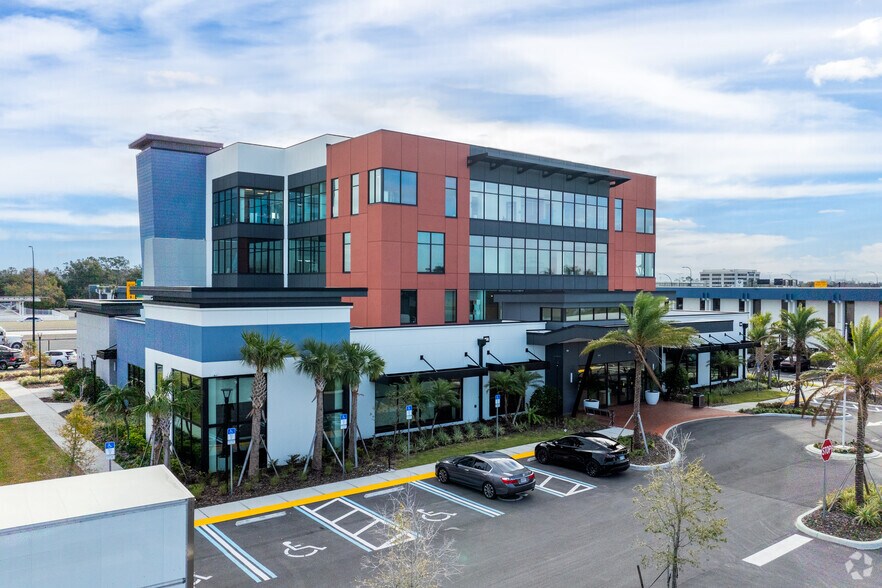 5421 Diplomat Cir, Orlando, FL à louer - Photo du bâtiment - Image 2 de 5