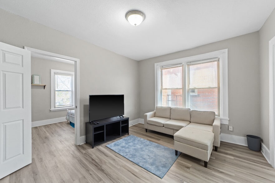 11118 Clifton Blvd, Cleveland, OH for sale - Interior Photo - Image 2 of 43